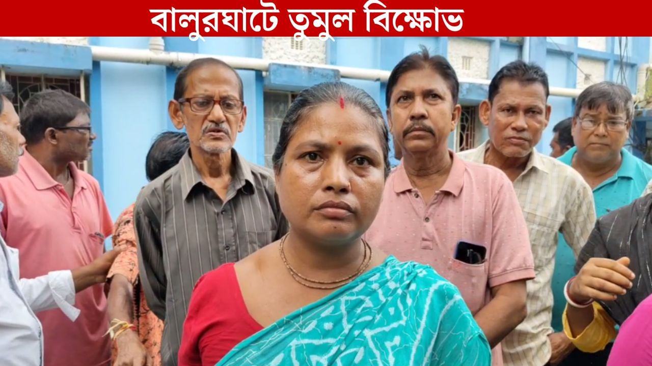 Balurghat temporary workers protest: পুজোর ছুটি শেষ হতেই গেল চাকরি, বেতন জোটেনি মাসের পর মাস