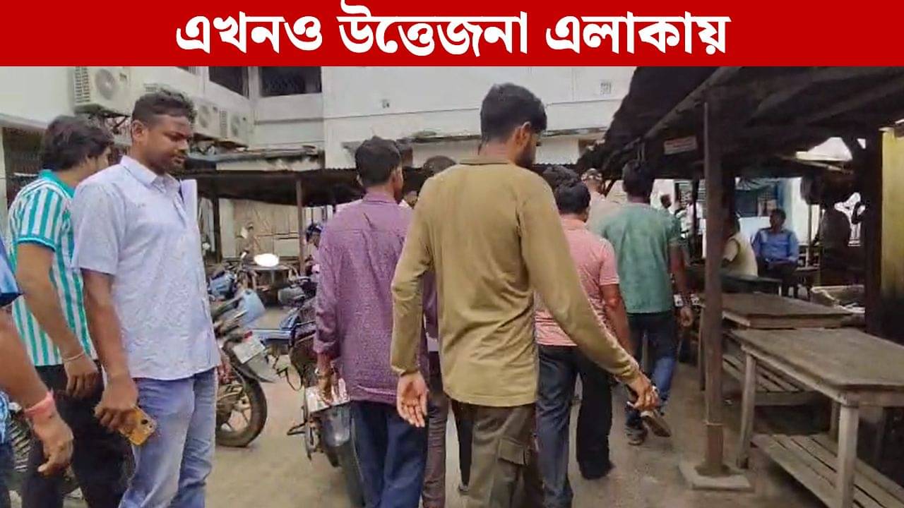 Birbhum: বিসর্জনের মাঝে ঝামেলা, রাস্তায় আটকে প্রতিমা! দাঁড়িয়ে গেল অ্যাম্বুলেন্স, গ্রেফতার ৫