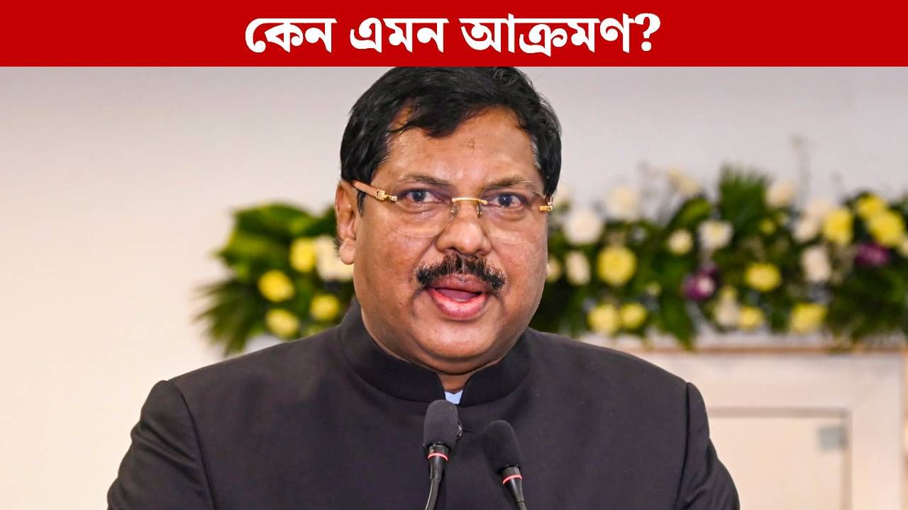 B R Gavai: সনাতন ধর্ম 'রক্ষার ডাক', শুনানির মাঝেই প্রধান বিচারপতিকে জুতো ছুড়ে সাসপেন্ড আইনজীবী B R Gavai: সনাতন ধর্ম 'রক্ষার ডাক', শুনানির মাঝেই প্রধান বিচারপতিকে জুতো ছুড়ে সাসপেন্ড আইনজীবী