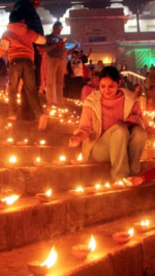 আলোর উৎসবের প্রস্তুতিতে মেতে উঠেছে অযোধ্যা