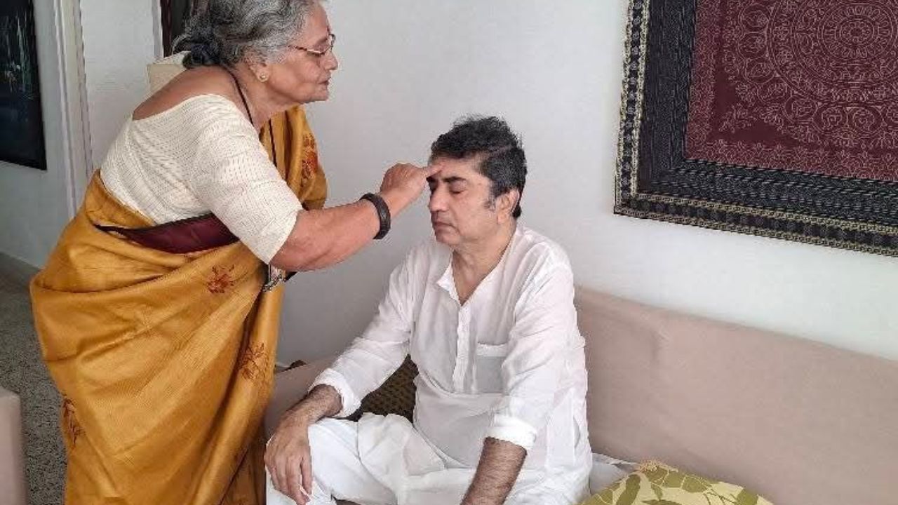  ভাইফোঁটা নিলেন পরিচালক অনিক দত্ত। 