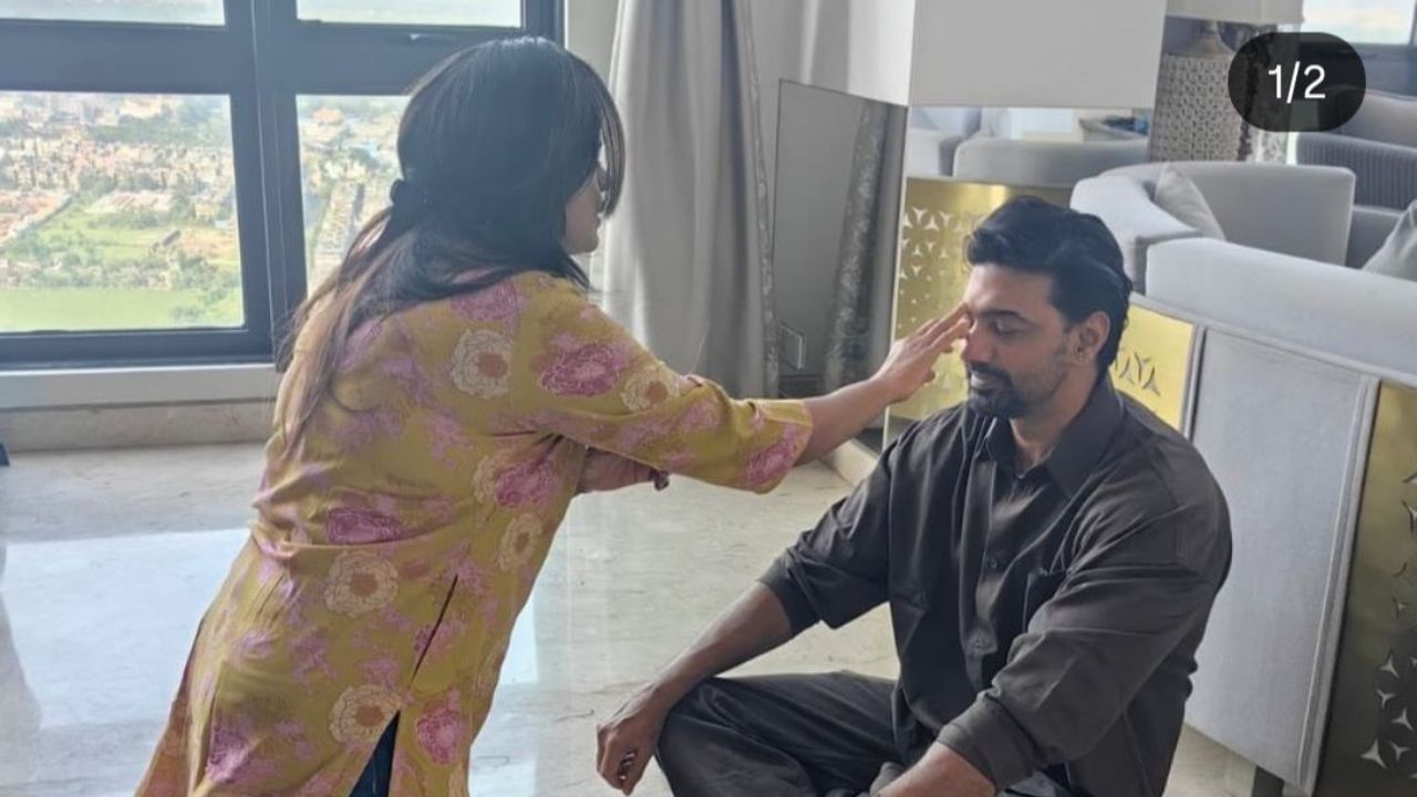  একেবারে ছিমছামভাবে ভাইফোঁটা পালন করলেন টলিউডের মেগাস্টার দেব। নিষ্ঠাভাবে বোনের কাছে ভাইফোঁটা নিলেন সুপারহিট 'রঘু ডাকাত'। 