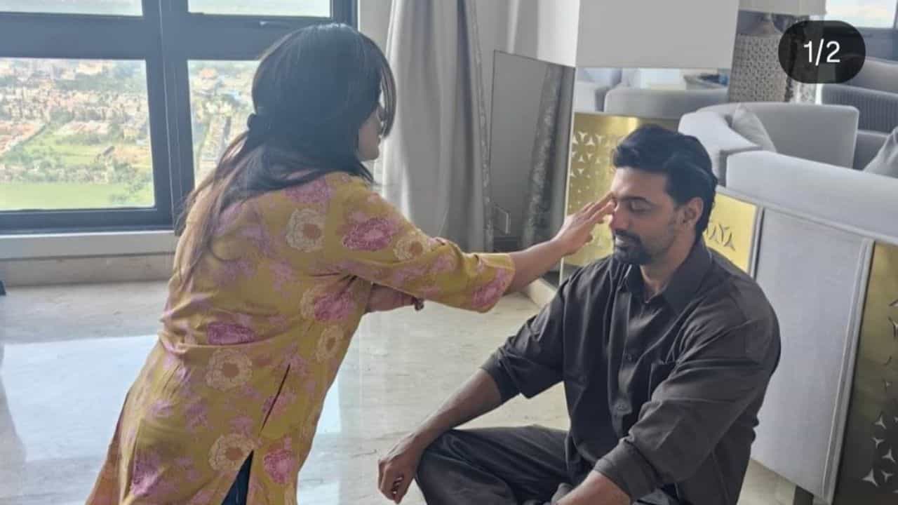 একেবারে ছিমছামভাবে ভাইফোঁটা পালন করলেন টলিউডের মেগাস্টার দেব। নিষ্ঠাভাবে বোনের কাছে ভাইফোঁটা নিলেন সুপারহিট 'রঘু ডাকাত'।