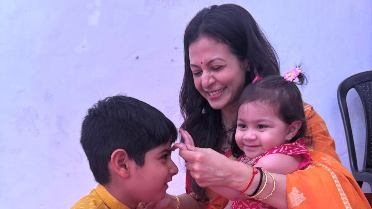  মল্লিক বাড়িতে এই প্রথম কবীরকে ভাইফোঁটা দিলেন কাব্য। কোয়েল মল্লিকের দুই সন্তান মেতে উঠলেন ভাইফোঁটায়। 