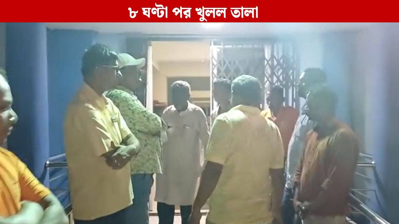Hooghly: স্টেডিয়ামে তালা খুলল ৮ ঘণ্টা পর, কাঠামো রাখতে চাপে পুরসভা