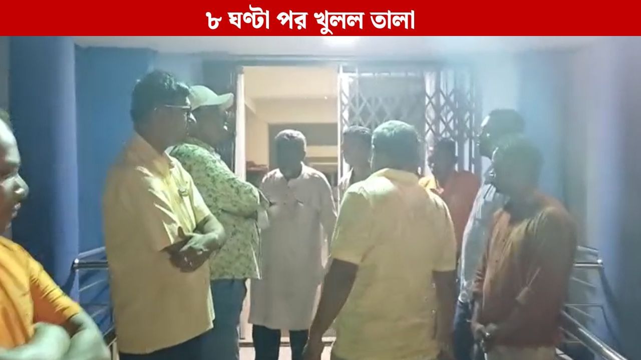 Hooghly: স্টেডিয়ামে তালা খুলল ৮ ঘণ্টা পর, কাঠামো রাখতে চাপে পুরসভা Hooghly: স্টেডিয়ামে তালা খুলল ৮ ঘণ্টা পর, কাঠামো রাখতে চাপে পুরসভা