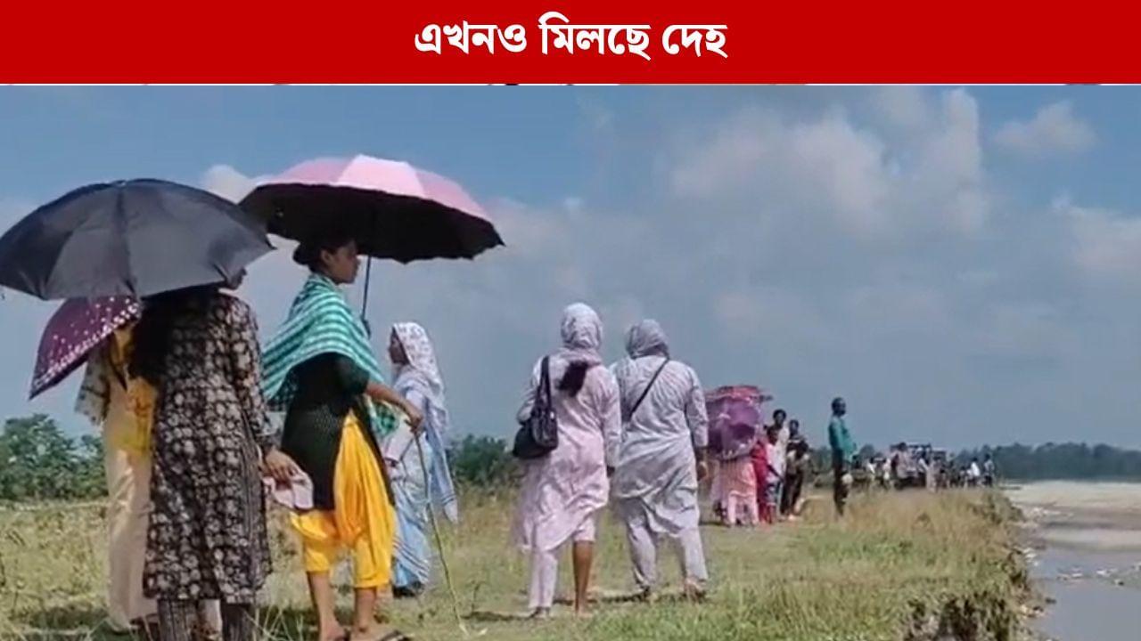 Nagrakata: জল সরেছে, এখনও নাগরাকাটায় মিলছে পচে যাওয়া দেহ Nagrakata: জল সরেছে, এখনও নাগরাকাটায় মিলছে পচে যাওয়া দেহ