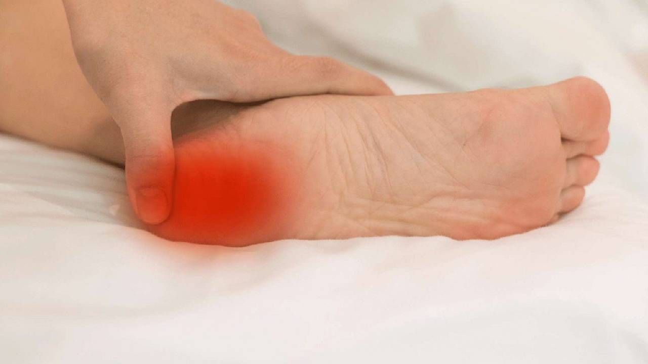 Plantar Fasciitis Breakthrough: ঘুম থেকে উঠে মাটিতে পা রাখলেই গোড়ালিতে অসহ্য যন্ত্রণা? অপারেশন ছাড়াই এই উপায়ে কষ্ট কমবে