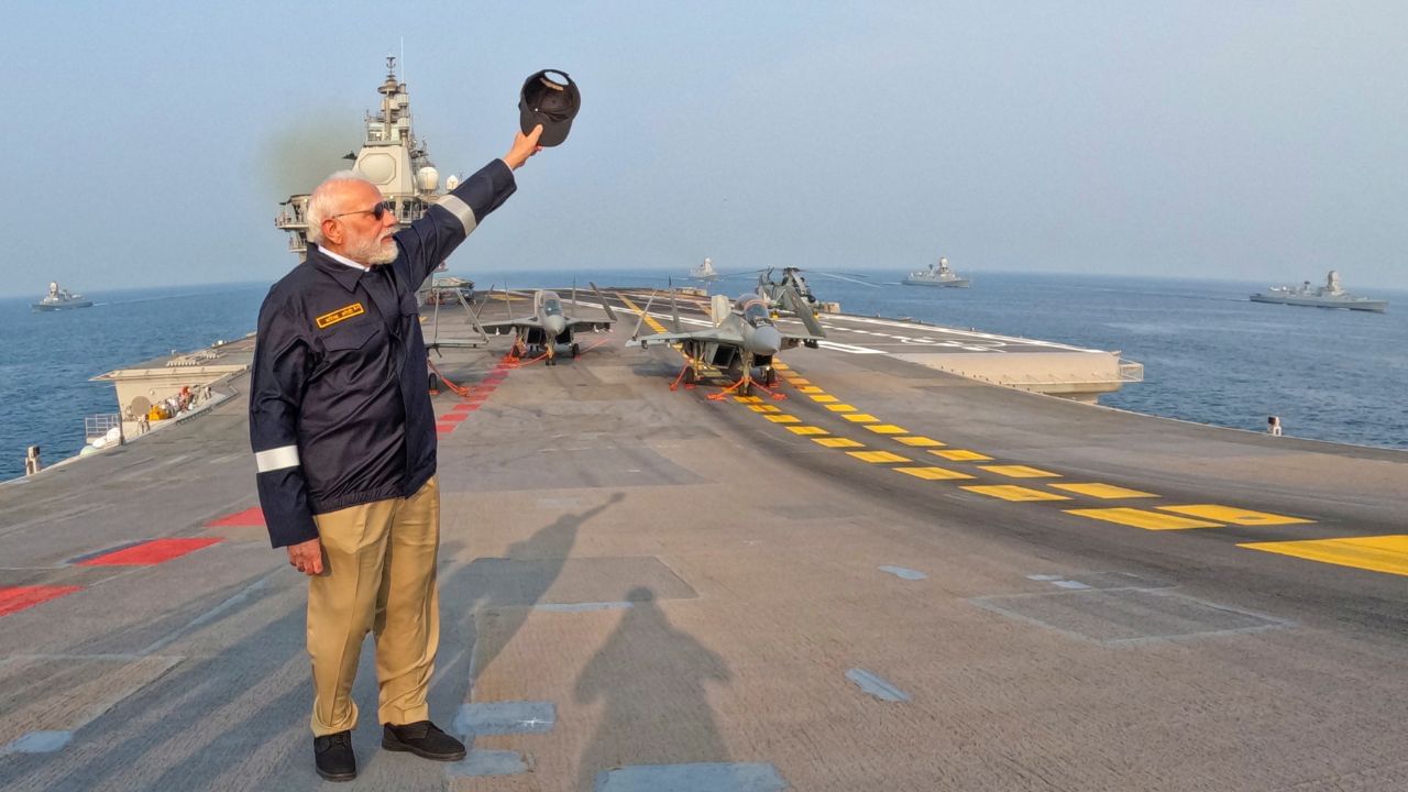 PM Modi: ৩ বছর আগে নৌসেনার হাতে তুলে দিয়েছিলেন প্রধানমন্ত্রী, আজ আত্মনির্ভর ভারতের 'প্রতীক' INS বিক্রান্ত PM Modi: ৩ বছর আগে নৌসেনার হাতে তুলে দিয়েছিলেন প্রধানমন্ত্রী, আজ আত্মনির্ভর ভারতের 'প্রতীক' INS বিক্রান্ত