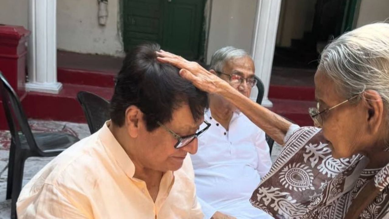  দিদির কাছে ফোঁটা নিলেন রঞ্জিত মল্লিকও। 