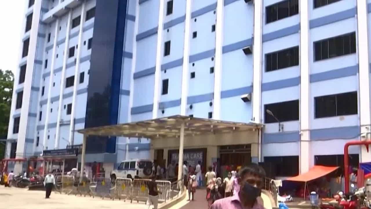 SSKM-এ নাবালিকার যৌন হেনস্থার ঘটনায় ৩ নভেম্বর পর্যন্ত পুলিশ হেফাজতে অভিযুক্ত SSKM-এ নাবালিকার যৌন হেনস্থার ঘটনায় ৩ নভেম্বর পর্যন্ত পুলিশ হেফাজতে অভিযুক্ত