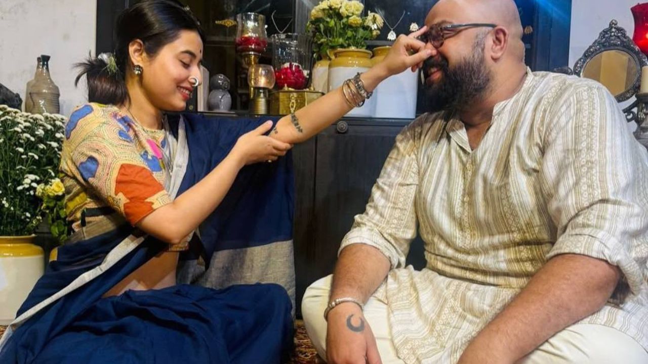 প্রতিবারের মতো এবারও ফ্যাশন ডিজাইনার অভিষেক রায়কে ফোঁটা দিলেন অভিনেত্রী স্বস্তিকা দত্ত। 