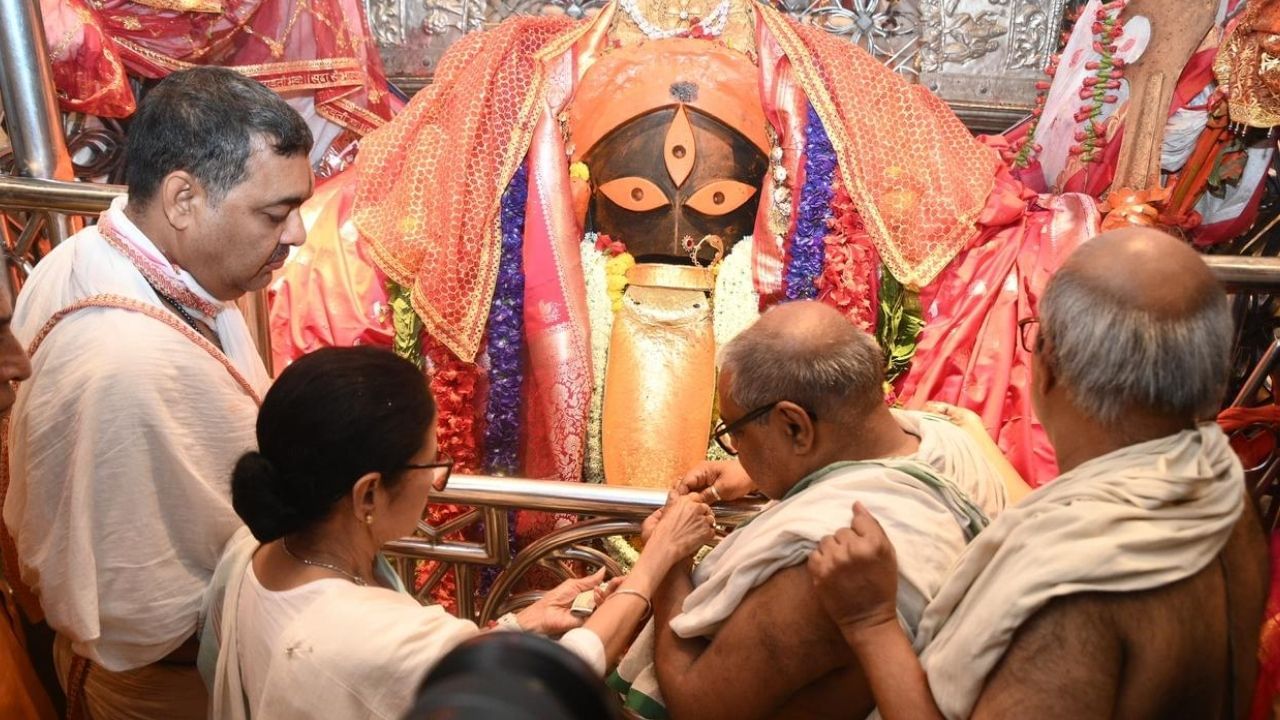 মা কালীর কাছে তিনি প্রার্থনা করেন। দক্ষিণাও দেন।