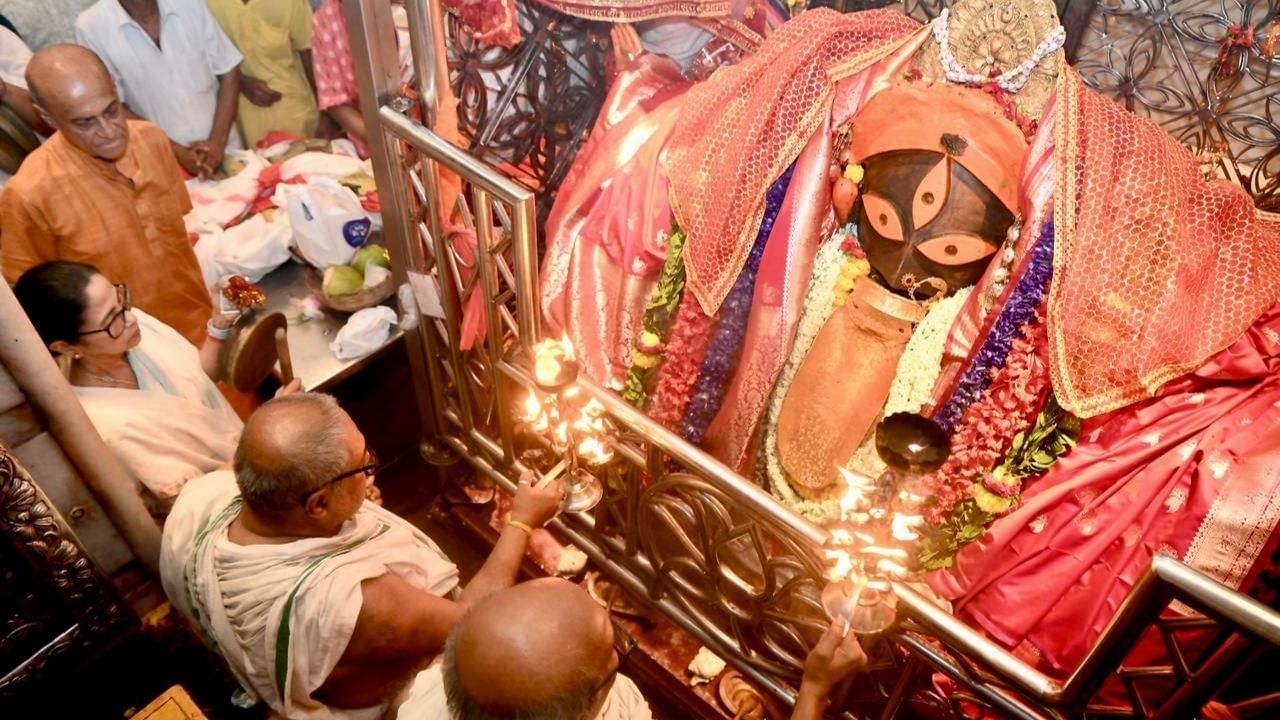 নবমীর রাতে কালীঘাটের মন্দিরে পুজো দিতে গেলেন রাজ্যের মুখ্যমন্ত্রী মমতা বন্দ্যোপাধ্যায়।