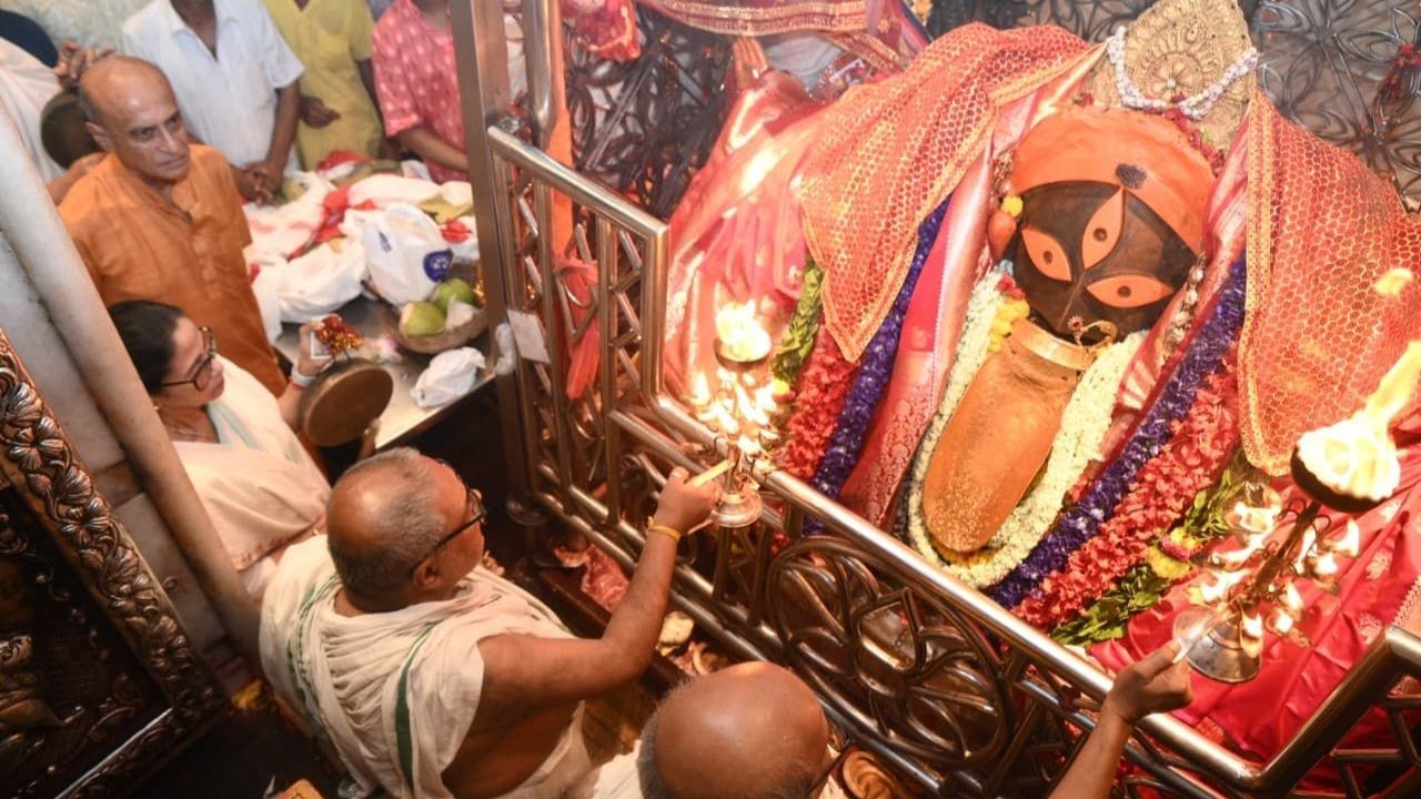 প্রসঙ্গত, মুখ্যমন্ত্রীর বাড়িতে প্রতি বছর কালী পুজো হয়। এছাড়া তিনি প্রায়সময়ই কালীঘাটের মন্দিরেও আসেন পুজো দিতে।