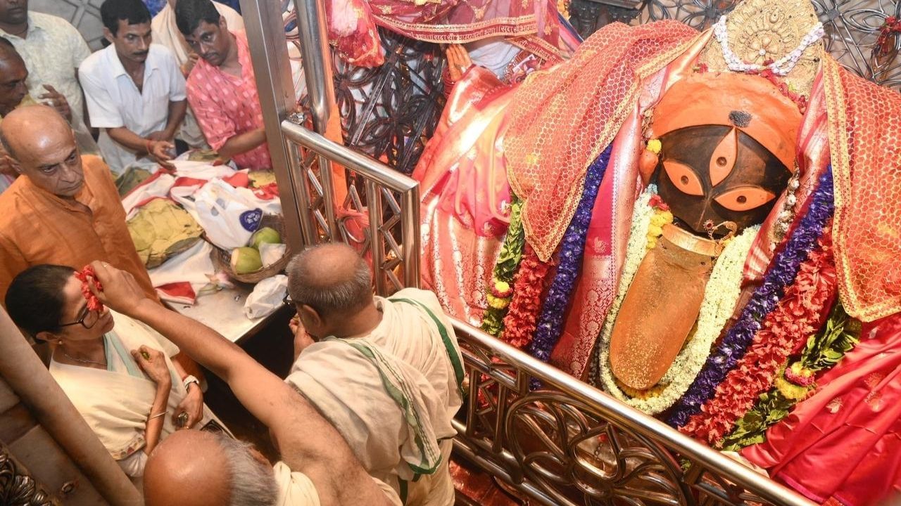 এ দিন তিনি কালীঘাটে মায়ের মন্দিরে গর্ভগৃহে গিয়ে পুজো দেন। উপস্থিত ছিলেন পুরোহিতরাও। তাঁর কপালে ছুঁইয়ে দেওয়া হয় আশীর্বাদের ফুল।