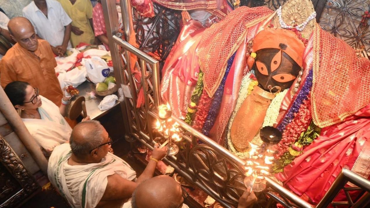 নবমীতে মা কালীর আরতিও করতে দেখা যায় মুখ্যমন্ত্রী মমতা বন্দ্যোপাধ্যায়কে। কাঁসরও বাজান তিনি।