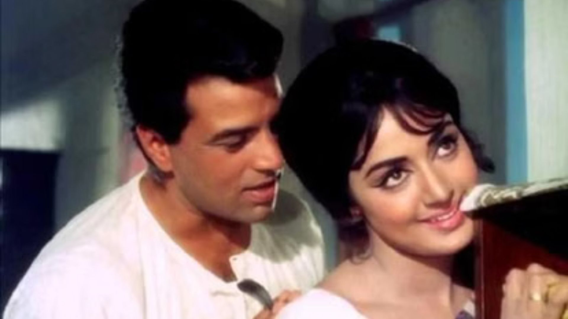 সেই সময় বিনোদনমূলক ম্যাগাজিনে প্রকাশিত হয়েছিল, ঘরের ভিতর ঢুকে আলাদা করে হেমার সঙ্গে দেখা করেন ধর্মেন্দ্র। বন্ধ করে দেন দরজা। দরজার বাইরে থেকে ভেসে আসছিল হেমার কান্নার শব্দ। তারপ হঠাৎই ধর্মেন্দ্র বেরিয়ে যান। হেমা বেরিয়ে এসে ভাঙেন বিয়ে। 