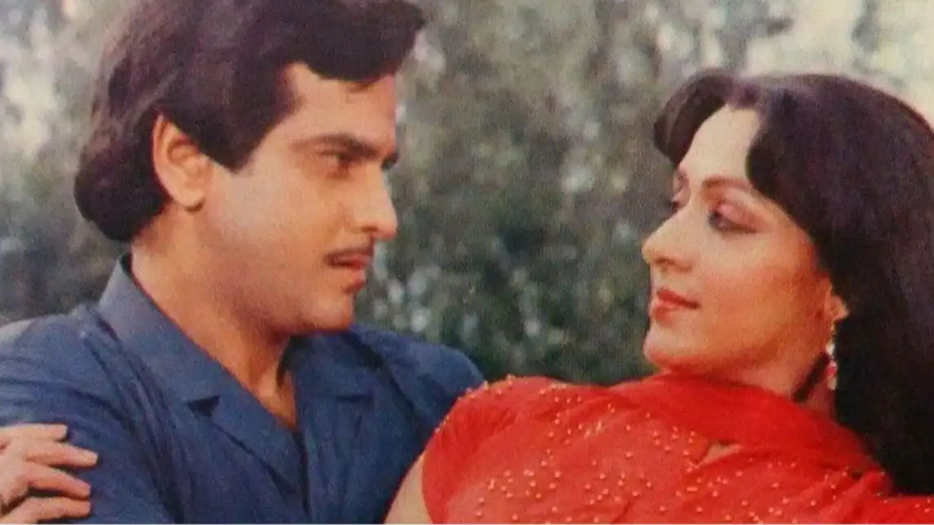 অন্যদিকে, হেমার প্রতি কোনও অনুভূতি ছিল না জীতেন্দ্রর। শুধুই মা-বাবার মুখ চেয়ে হেমাকে বিয়ে করতে রাজি হন। হেমারও অবস্থা ছিল এরকমই। কারণ, হেমার তখন মন মজেছিল ধর্মেন্দ্রতে।