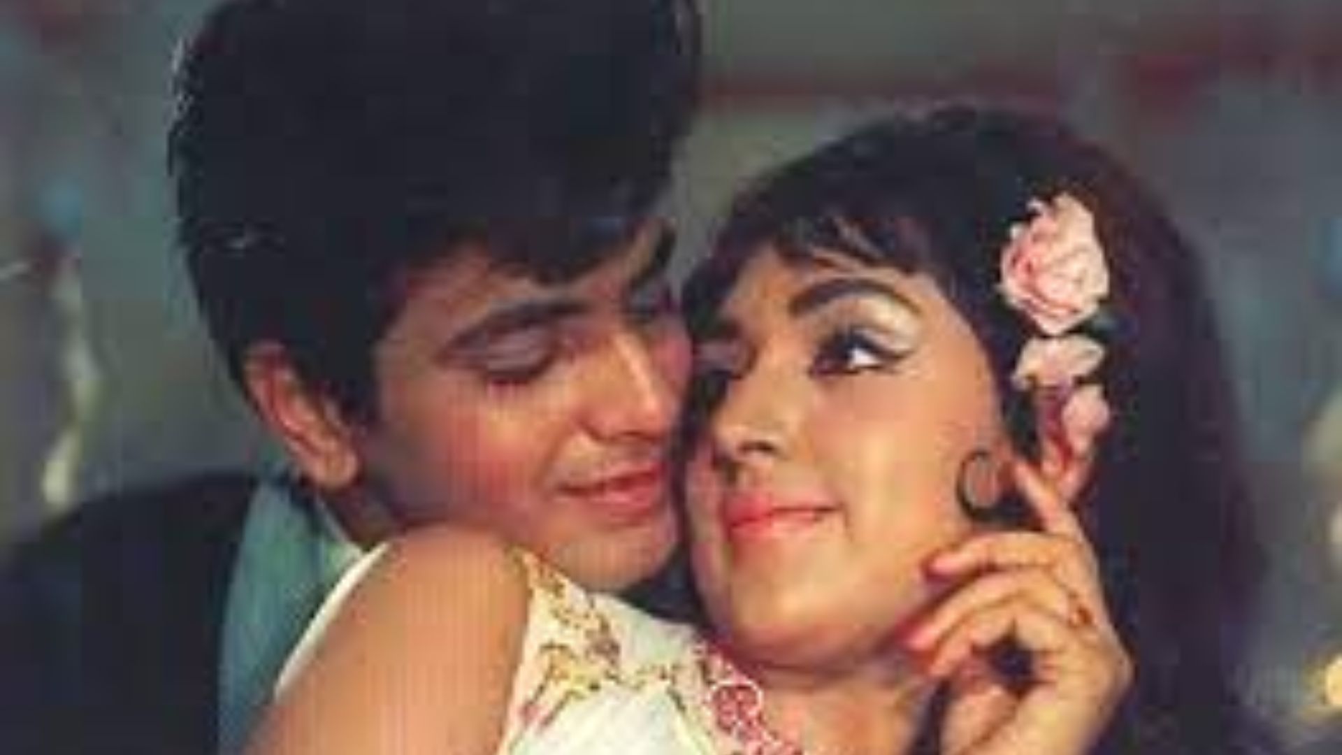 ধর্মেন্দ্রর সঙ্গে মেলামেশাটা একেবারেই পছন্দ ছিল না হেমার মা-বাবার। কিন্তু প্রেম তো এসব বাধা মানে না। ঠিক সেই সময়ই অনেক কষ্টে জীতেন্দ্র ও জীতেন্দ্রর পরিবারের সঙ্গে হেমাকে দেখা করাতে রাজি করিয়ে ফেলেন তাঁর মা-বাবা। মুম্বই থেকে চেন্নাইয়ে উড়ে যান(তখন মাদ্রাজ) হেমা ও তাঁর ফ্যামিলি। 