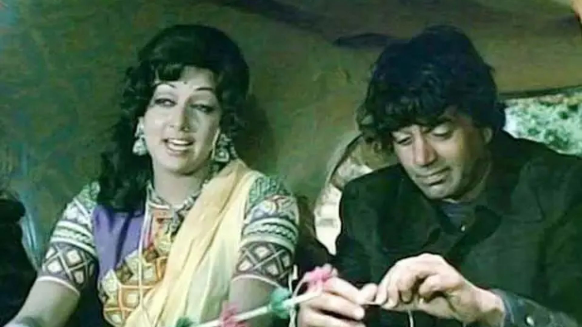 বিষয়টা একটু বিশদে বলা যাক। সালটা ১৯৭৩ থেকে ১৯৭৪। সেই সময় ধর্মেন্দ্র এবং হেমা মালিনীর প্রেমের গুঞ্জন নিয়ে তোলপাড় বলিউডে। ধর্মেন্দ্র তখন বিবাহিত। তার রয়েছে চার সন্তানও। কিন্তু তবুও ড্রিম গার্লের প্রেমে হাবুডুবু বলিউডের ধরম।