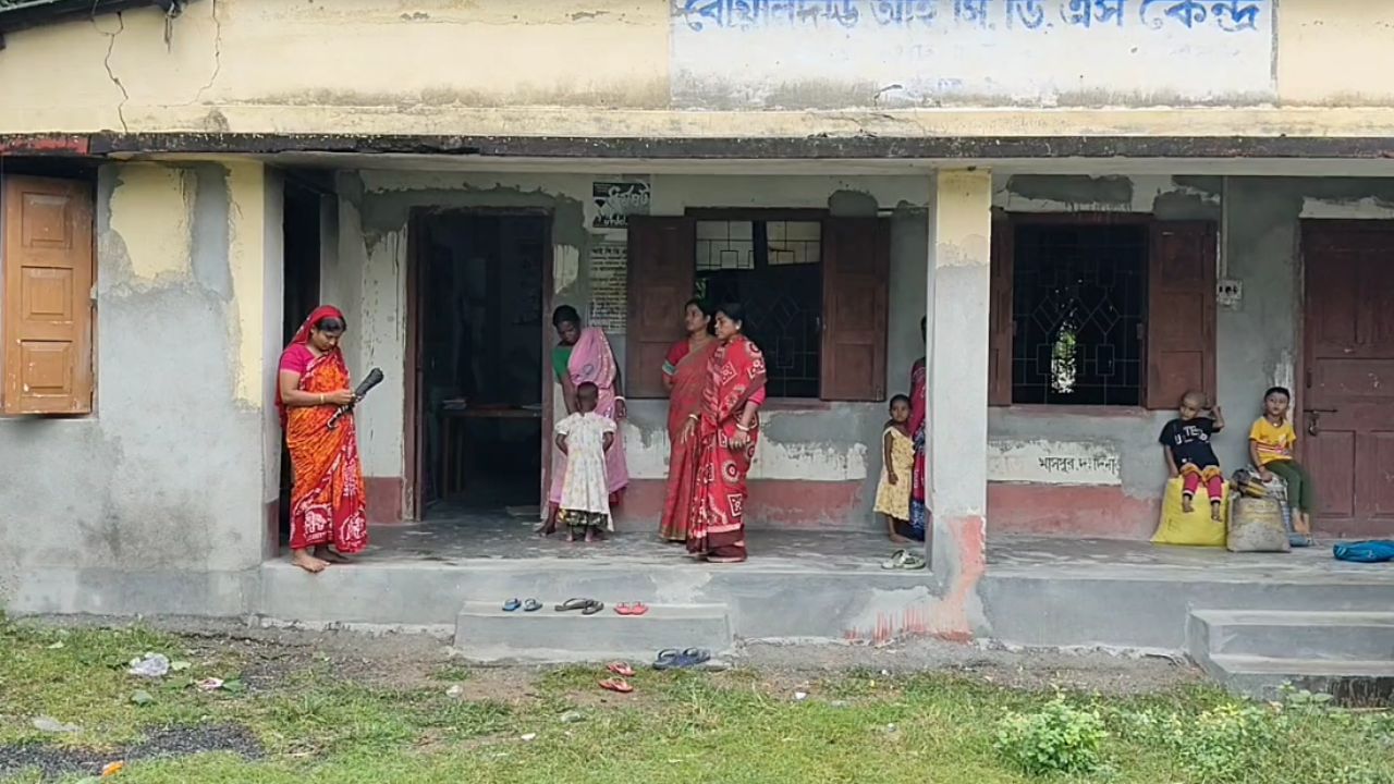 Anganwadi Centre News: জেলাশাসককে দেখতেই ছুটে গেলেন গঙ্গা, ১৩ বছর পর দেখলেন ‘নতুন ভোরের’ স্বপ্ন