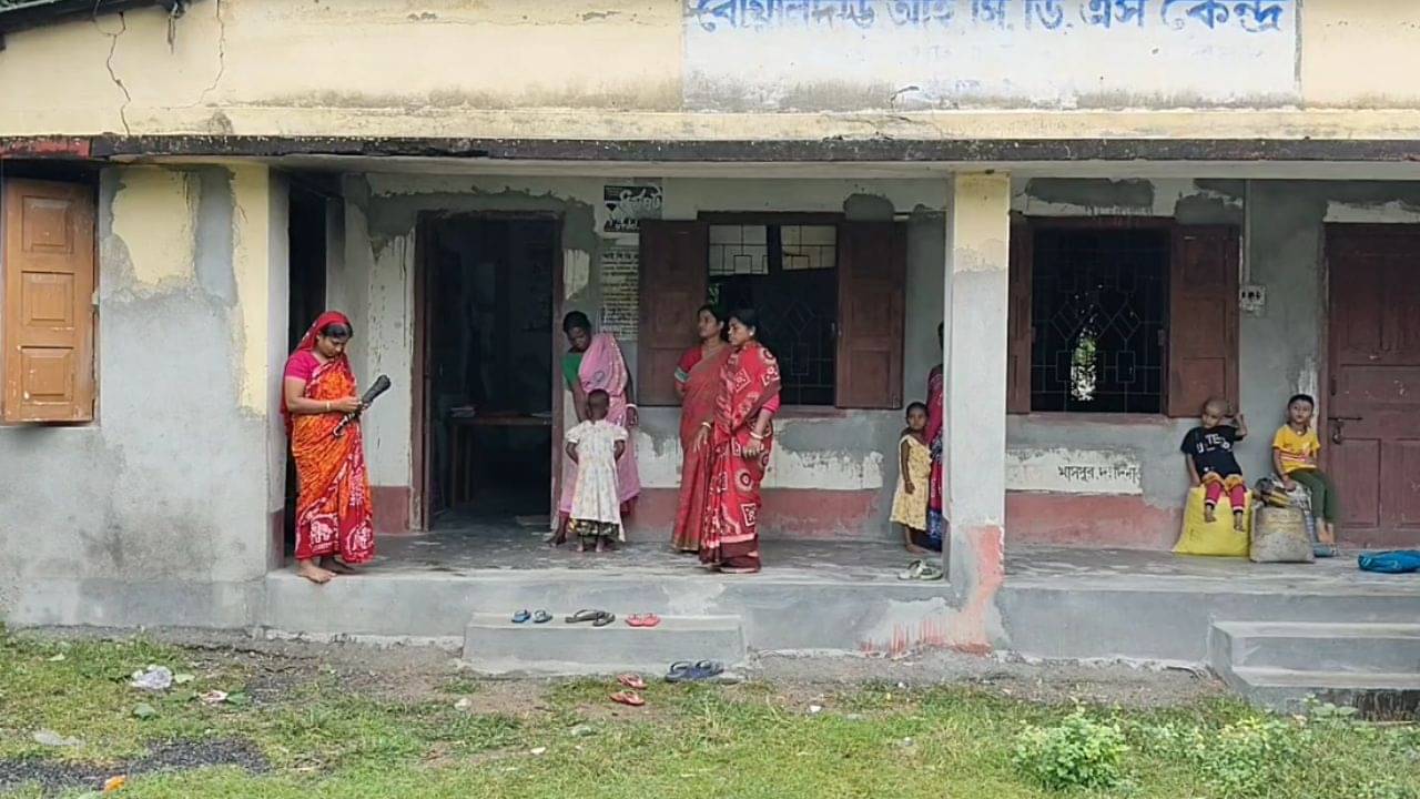 Anganwadi Centre News: জেলাশাসককে দেখতেই ছুটে গেলেন গঙ্গা, ১৩ বছর পর দেখলেন নতুন ভোরের স্বপ্ন