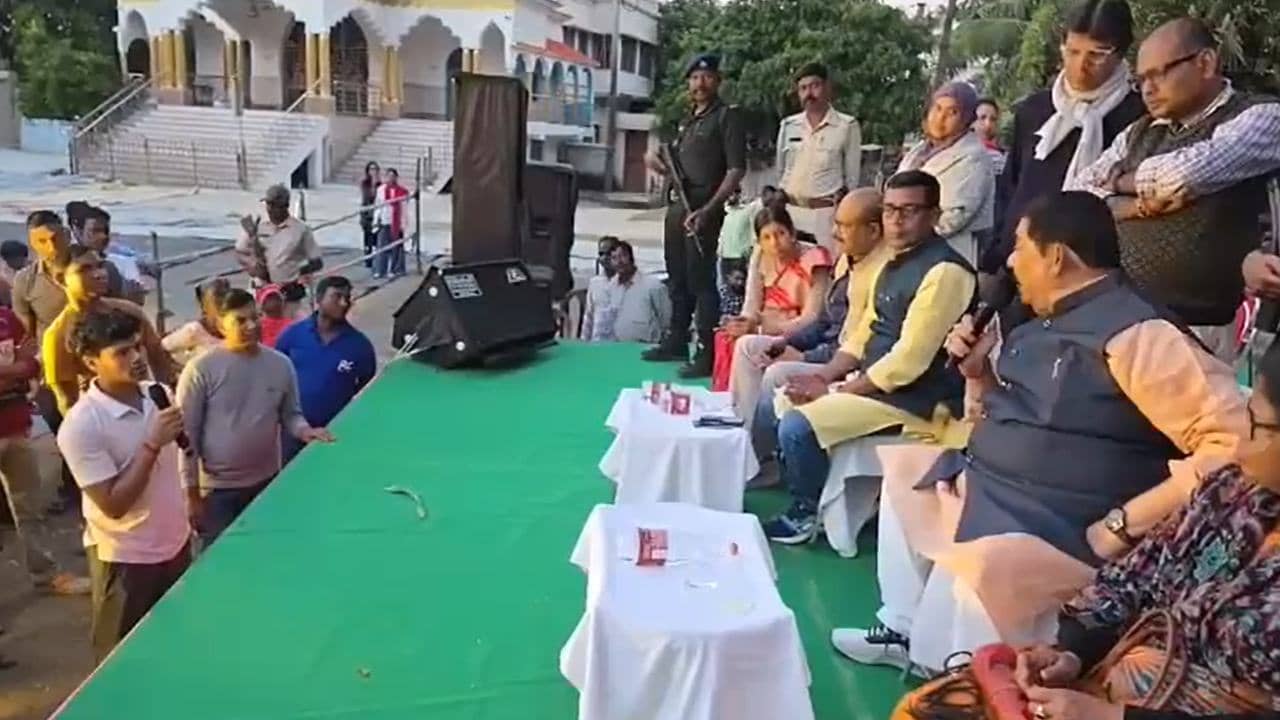 Anubrata Mondal: ‘ওর সঙ্গে আমার ঝগড়া আছে তাই…’, মাইক হাতে বিএলএ-দের ক্লাস নিলেন অনুব্রত