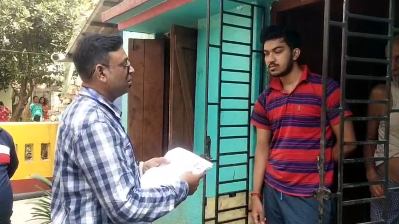 SIR in Bengal: ফর্ম সংগ্রহ করতে গিয়ে আক্রান্ত বিএলও, কাঠগড়ায় বামেরা! SIR in Bengal: ফর্ম সংগ্রহ করতে গিয়ে আক্রান্ত বিএলও, কাঠগড়ায় বামেরা!