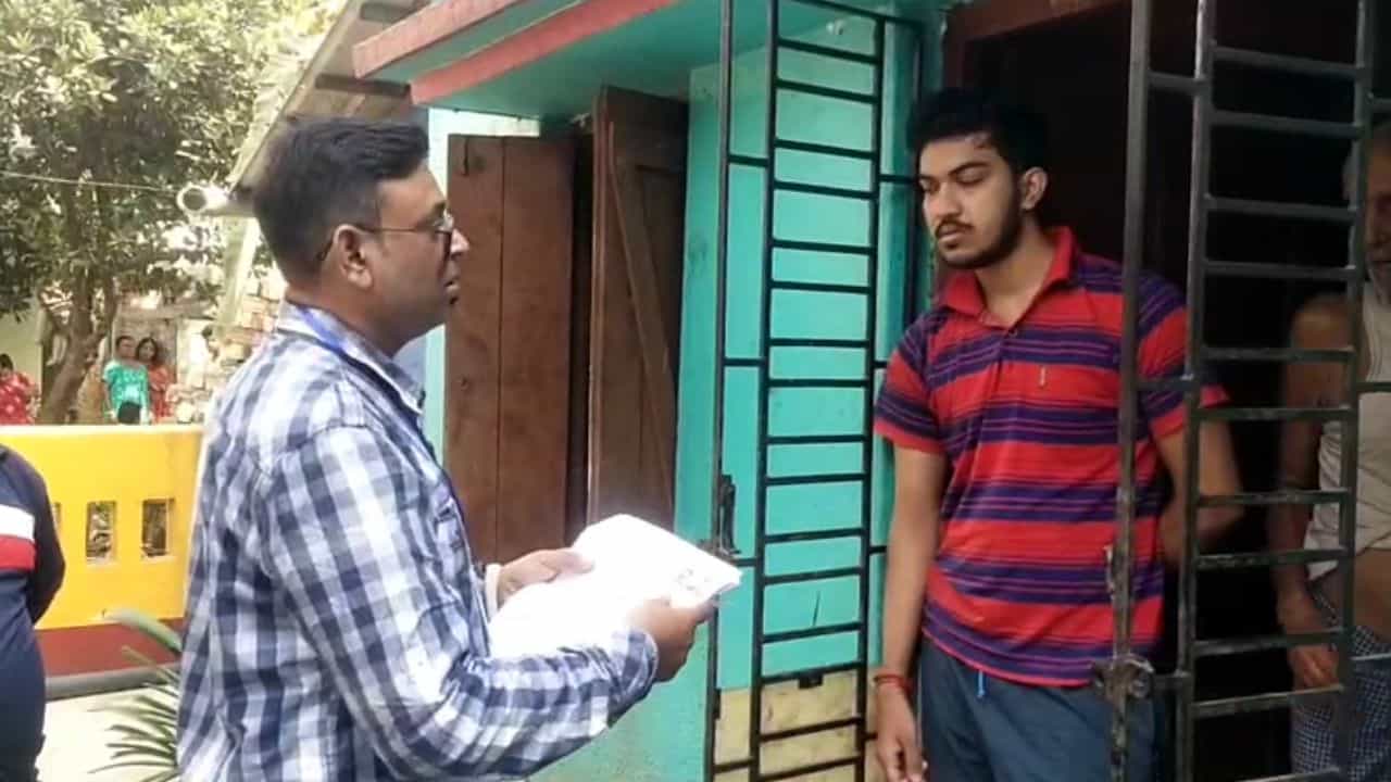 SIR in Bengal: ফর্ম সংগ্রহ করতে গিয়ে আক্রান্ত বিএলও, কাঠগড়ায় বামেরা! SIR in Bengal: ফর্ম সংগ্রহ করতে গিয়ে আক্রান্ত বিএলও, কাঠগড়ায় বামেরা!