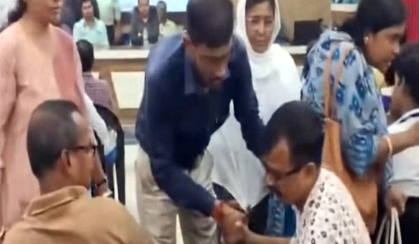 SIR in Bengal: কাটোয়ায় SIR-এর ডিউটিতে হাউহাউ করে কেঁদে ফেললেন BLO! কেন? SIR in Bengal: কাটোয়ায় SIR-এর ডিউটিতে হাউহাউ করে কেঁদে ফেললেন BLO! কেন?