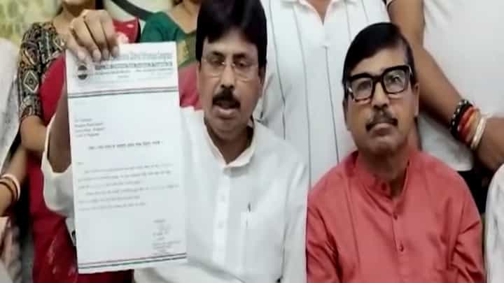 Bangaon Municipality: ৭ দিনের মধ্যে বনগাঁ পুরসভার চেয়ারম্যানকে পদত্যাগের নির্দেশ! Bangaon Municipality: ৭ দিনের মধ্যে বনগাঁ পুরসভার চেয়ারম্যানকে পদত্যাগের নির্দেশ!