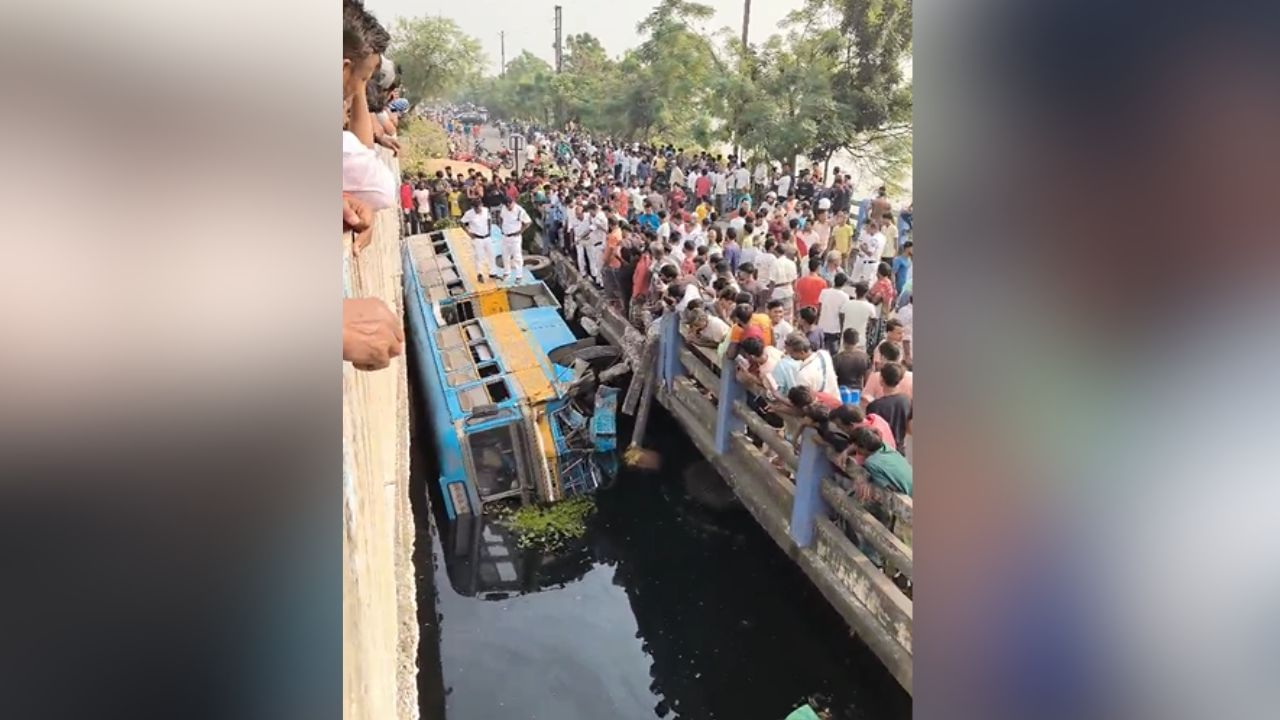 Bus Falls Into Canal (1)