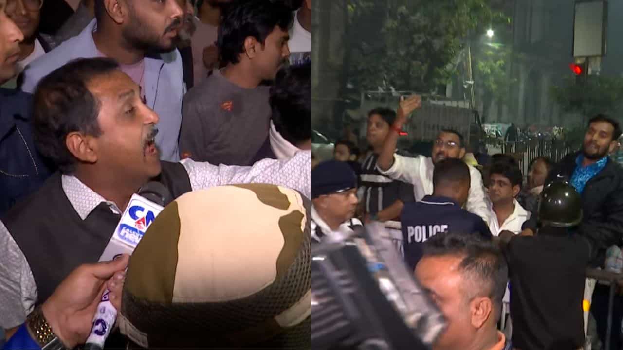 BLO Protest in Kolkata: বিএলও-দের প্রতিবাদে মধ্যরাত পর্যন্ত দফতরেই 'আটক' সিইও! উদ্ধারে গেল 'সজল-বাহিনী' BLO Protest in Kolkata: বিএলও-দের প্রতিবাদে মধ্যরাত পর্যন্ত দফতরেই 'আটক' সিইও! উদ্ধারে গেল 'সজল-বাহিনী'