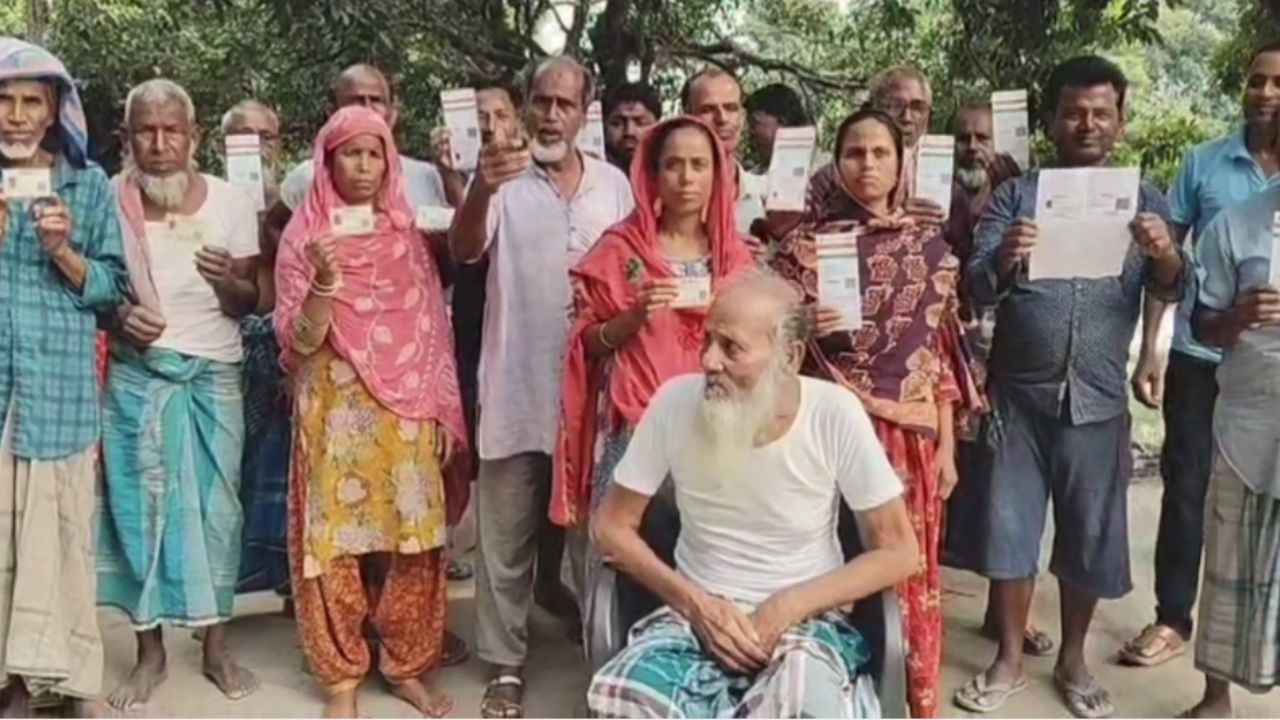 SIR: SIR-এর প্রথম দিনই এনুমারেশন ফর্ম নিলেন না ছিটমহলের বাসিন্দারা, কারণ জানেন? SIR: SIR-এর প্রথম দিনই এনুমারেশন ফর্ম নিলেন না ছিটমহলের বাসিন্দারা, কারণ জানেন?