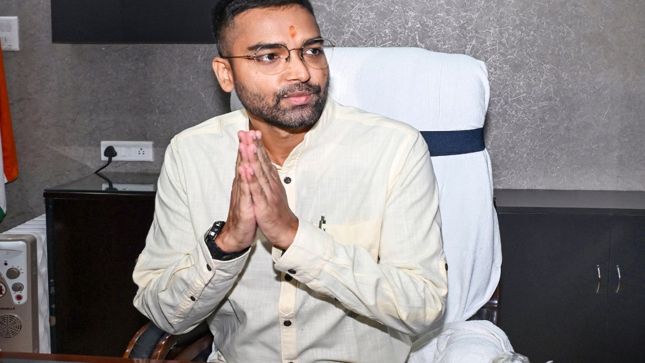 Deepak Prakash: রাজি ছিলেন না নীতীশ-শাহ! ভোটে না লড়েই মন্ত্রিত্ব পেলেন সাংসদ পুত্র Deepak Prakash: রাজি ছিলেন না নীতীশ-শাহ! ভোটে না লড়েই মন্ত্রিত্ব পেলেন সাংসদ পুত্র