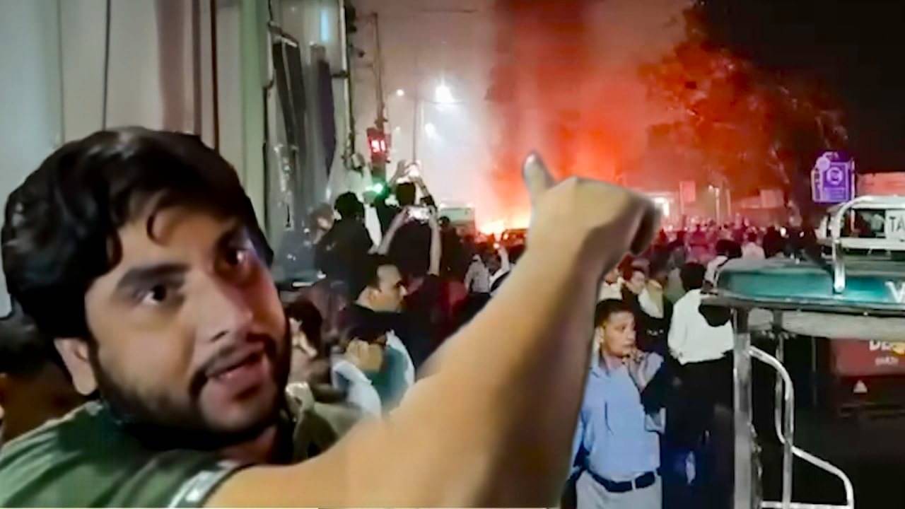 Blast in Delhi: ‘যেন একটা মিসাইল আকাশ থেকে এসে ফাটল’, লালকেল্লায় দাঁড়িয়ে বলছেন প্রত্যক্ষদর্শী
