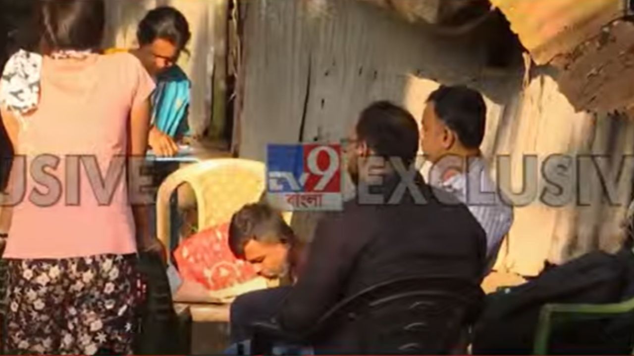 ED Raid: কাঠের মিস্ত্রির বাড়িতে ইডি! মাটির ঘরে কী পেল? ED Raid: কাঠের মিস্ত্রির বাড়িতে ইডি! মাটির ঘরে কী পেল?