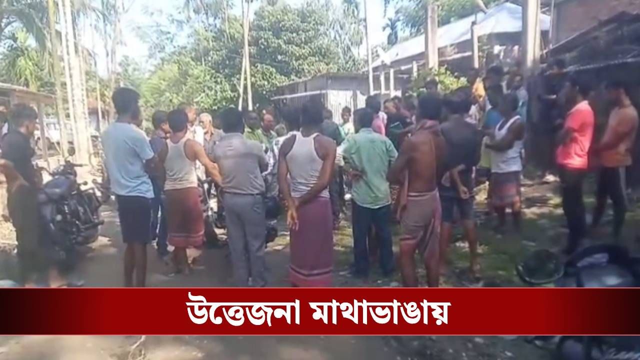 Enumeration form: তৃণমূল নেতার বাড়ির সামনে বসে ফর্ম বিলির অভিযোগ, উত্তেজনা মাথাভাঙায় Enumeration form: তৃণমূল নেতার বাড়ির সামনে বসে ফর্ম বিলির অভিযোগ, উত্তেজনা মাথাভাঙায়