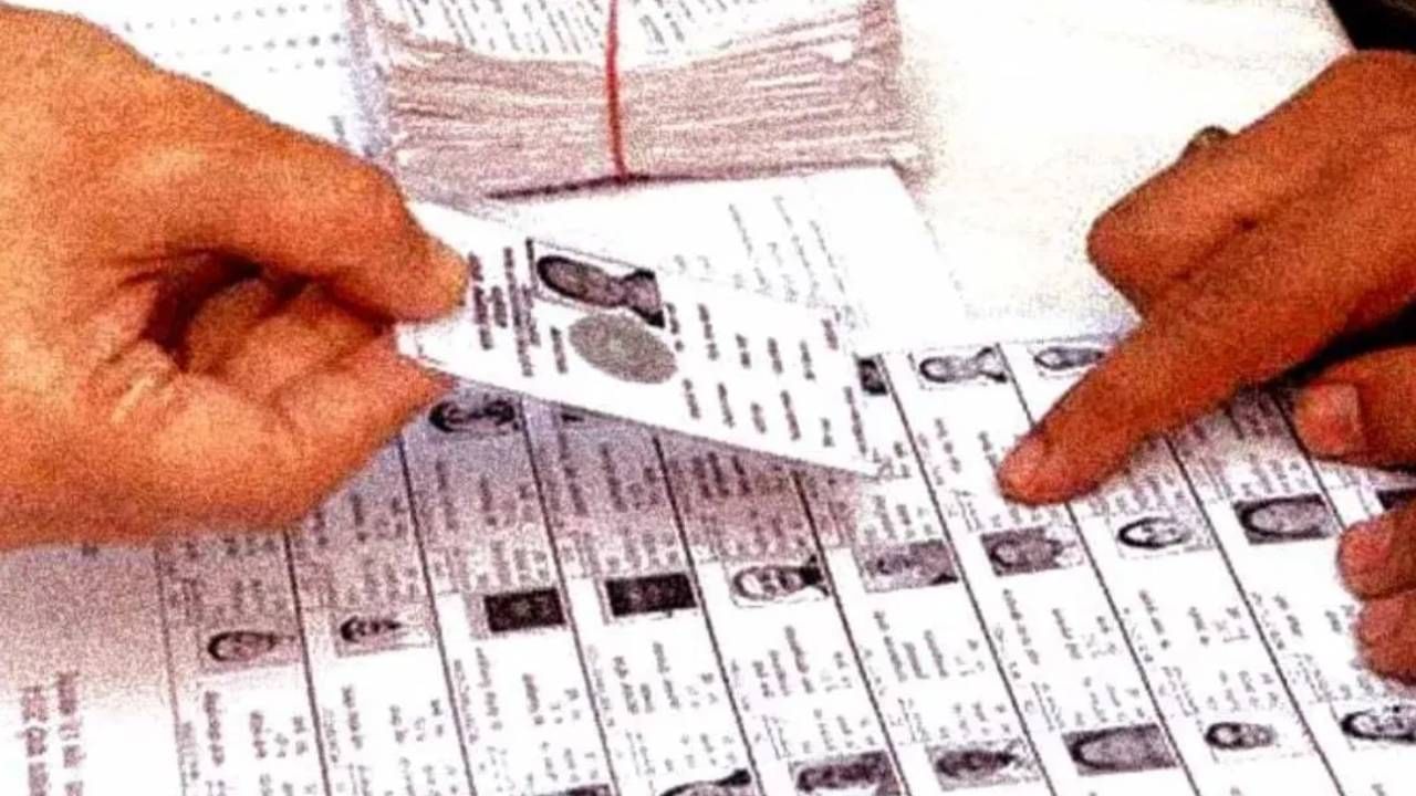 Malda Voter List: ৭ হাজার ভোটারের কোনও খোঁজই নেই! চোখ কপালে কমিশনের আধিকারিকদের Malda Voter List: ৭ হাজার ভোটারের কোনও খোঁজই নেই! চোখ কপালে কমিশনের আধিকারিকদের