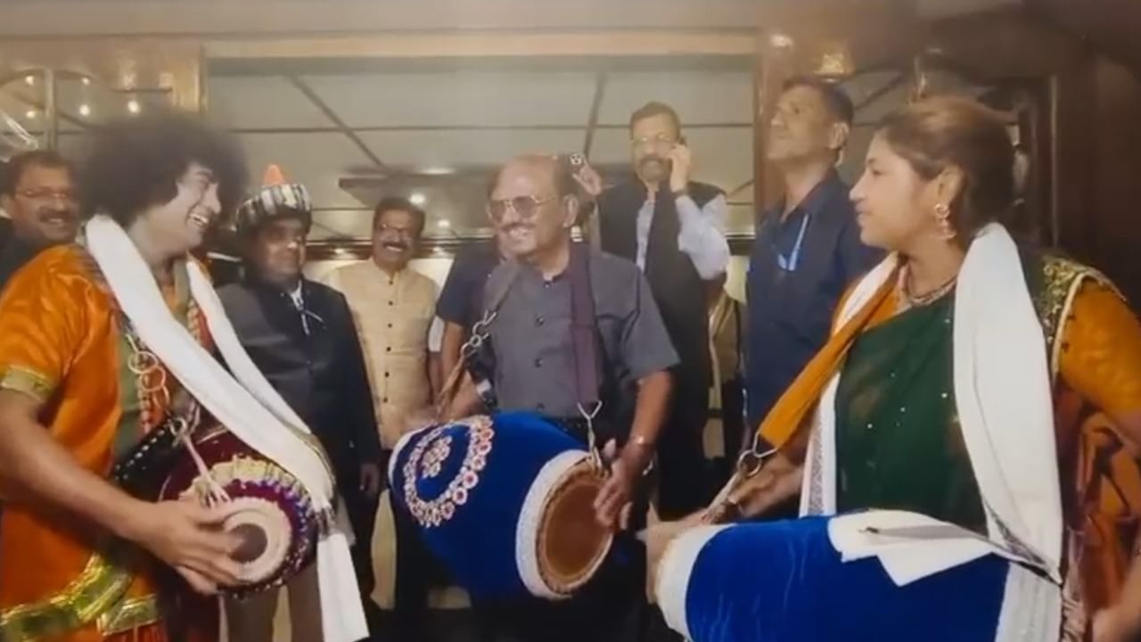 Governor Playing Khol