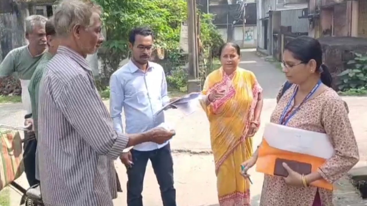 SIR: এনুমারেশন ফর্ম নিয়ে ঘুরছেন বাড়ি-বাড়ি, অথচ সেই BLO-র পরিবারের নাম নেই তালিকায়