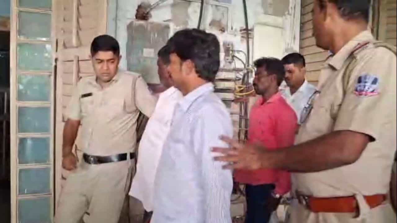 Chinsura Court: ছেলের HS-এর দিন খাল থেকে উদ্ধার হয়েছিল ক্ষতবিক্ষত দেহ, TMC কর্মী খুনে ৮ CPM-কে ১৫ বছর পর সাজা শোনাল কোর্ট Chinsura Court: ছেলের HS-এর দিন খাল থেকে উদ্ধার হয়েছিল ক্ষতবিক্ষত দেহ, TMC কর্মী খুনে ৮ CPM-কে ১৫ বছর পর সাজা শোনাল কোর্ট