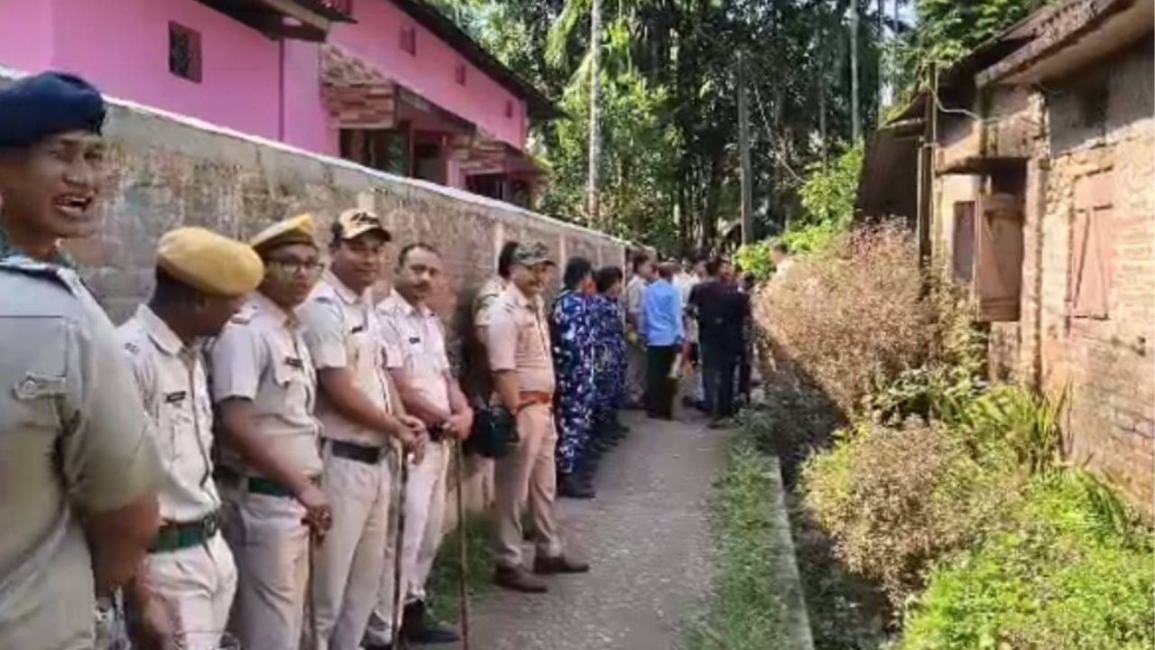 Jalpaiguri: উঠছিল না ভাড়াটিয়া, ১২ বছর পর কোর্টের নির্দেশে বাড়ি ফিরে পেলেন মধুসূদন
