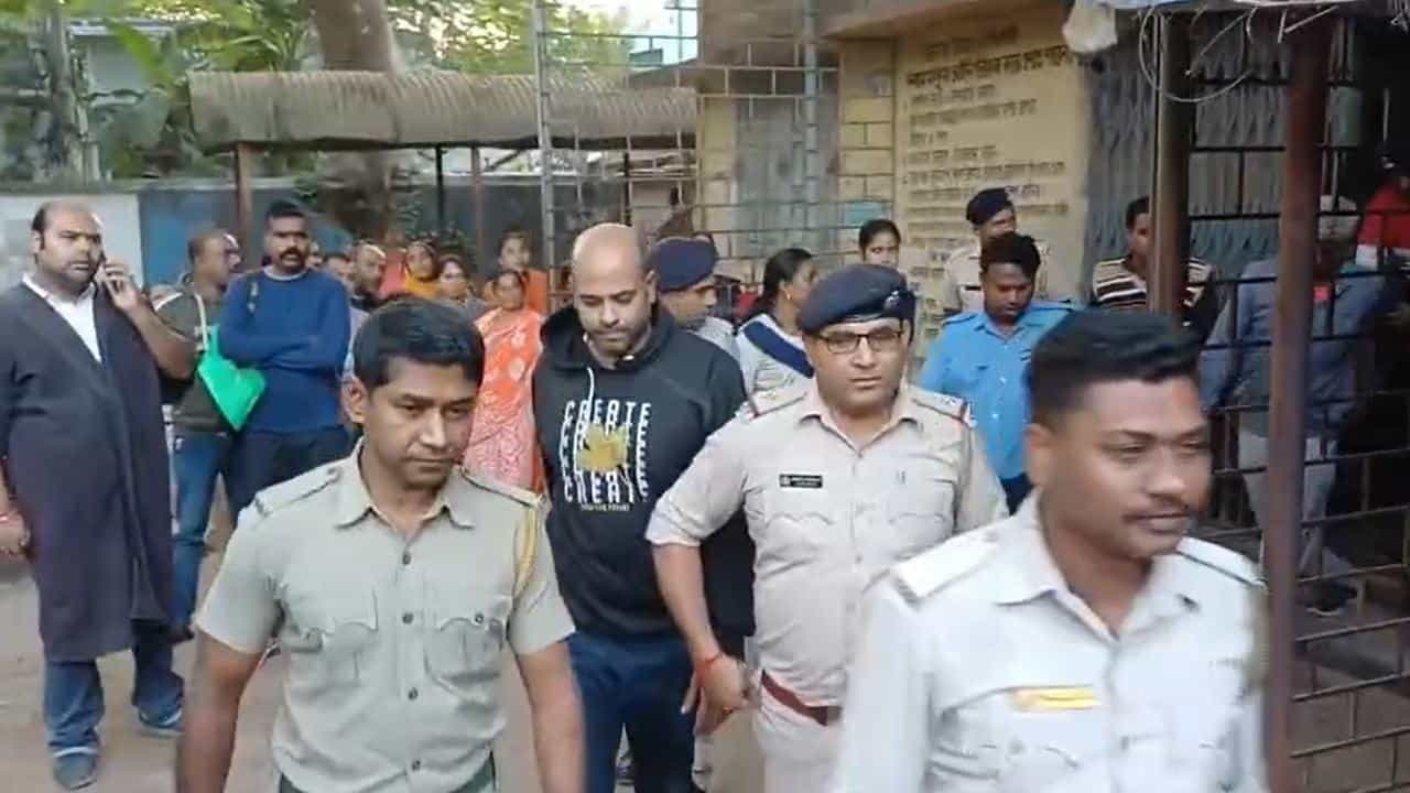 Murder Case: গৃহবধূকে খুনের দায়ে আজীবন গারদে আইনজীবী স্বামী, সঙ্গে থাকতে মা-বাবা-ভাইকেও Murder Case: গৃহবধূকে খুনের দায়ে আজীবন গারদে আইনজীবী স্বামী, সঙ্গে থাকতে মা-বাবা-ভাইকেও