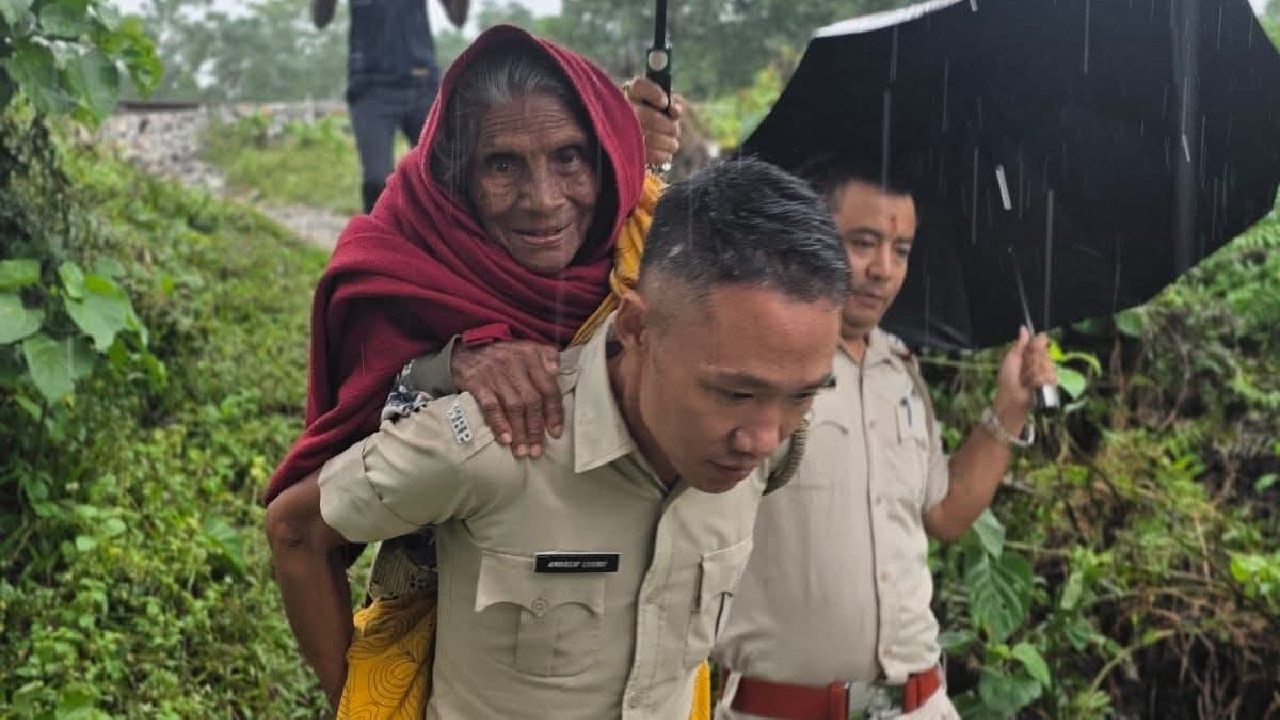 VIDEO: বাংলার অভাগীর ভার পুলিশের পিঠে! সাবাশ বলছে নেটপাড়া