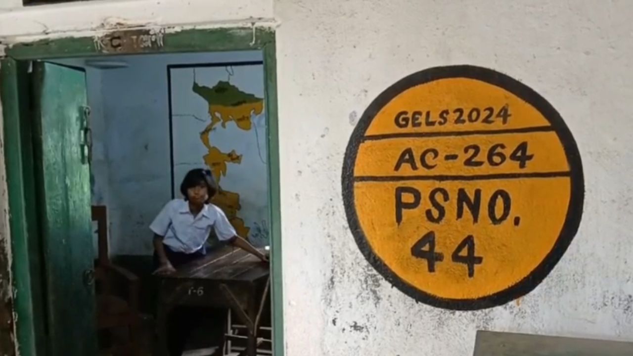 Teacher Crisis: লাটে উঠবে পড়াশোনা? চারজন শিক্ষক, চারজনের কাঁধেই BLO-র দায়িত্ব!