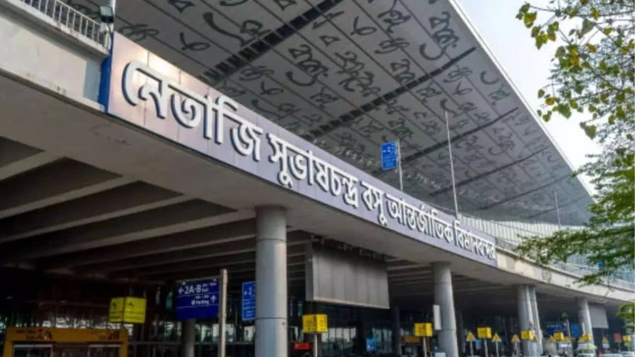 Kolkata Airport: বিমান থেকে নামিয়ে দিয়েছে, কলকাতা বিমানবন্দরে সরব মহিলা যাত্রী