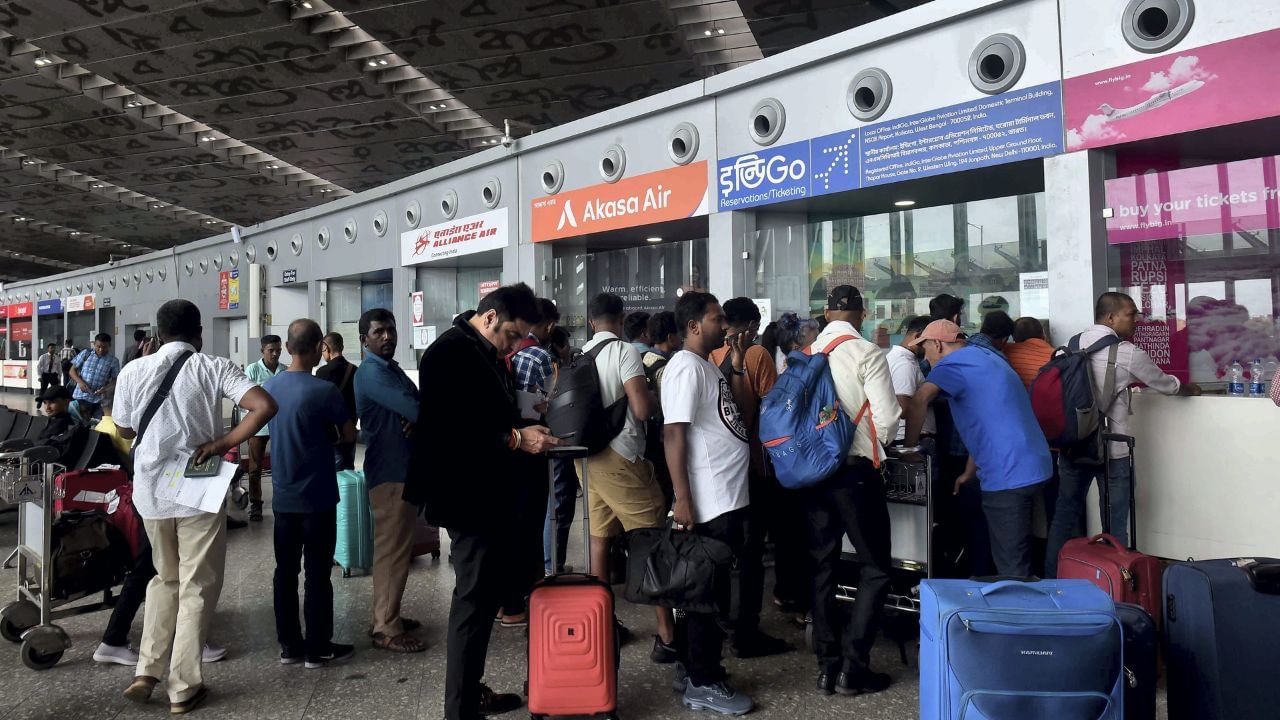 Kolkata Airport: ঘোষণা চলছে বোর্ডিংয়ের জন্য়, গেট নম্বর ১৪-A তে দাঁড়িয়েছিলেন, হঠাৎই...! কলকাতা বিমানবন্দরে হাড়হিম ঘটনা Kolkata Airport: ঘোষণা চলছে বোর্ডিংয়ের জন্য়, গেট নম্বর ১৪-A তে দাঁড়িয়েছিলেন, হঠাৎই...! কলকাতা বিমানবন্দরে হাড়হিম ঘটনা