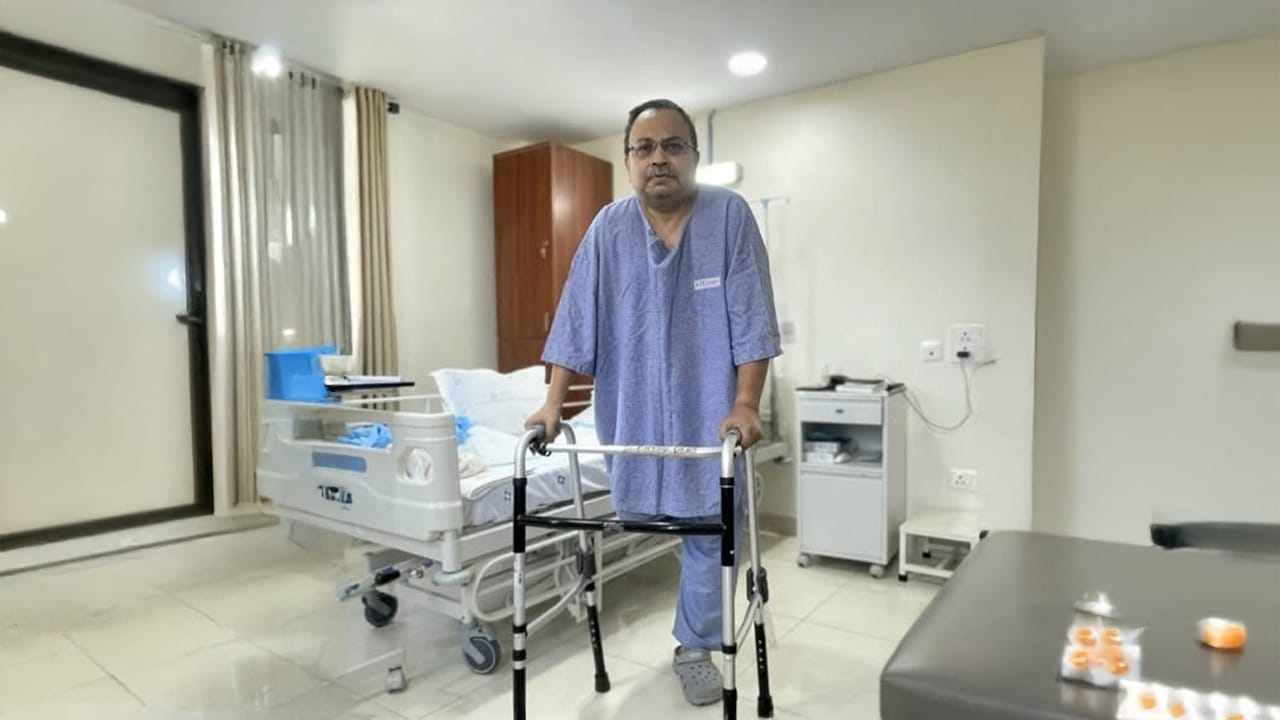 Kunal Ghosh: ভাঙা পায়ে 'হাঁটি হাঁটি পা পা', দেবের বান্ধবীর হয়ে অভিনব প্রচার কুণালের